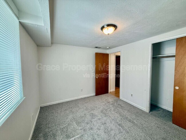Building Photo - 1125 W 8th Ave Dr