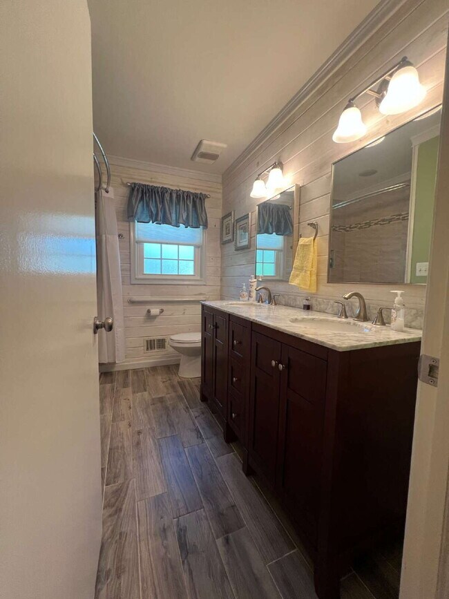 Building Photo - Lovely One Level House in SW Roanoke! 3 Bd...