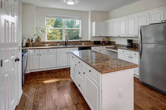 Building Photo - 3 Bed/ 2.75 Bath Townhome in Lynwood