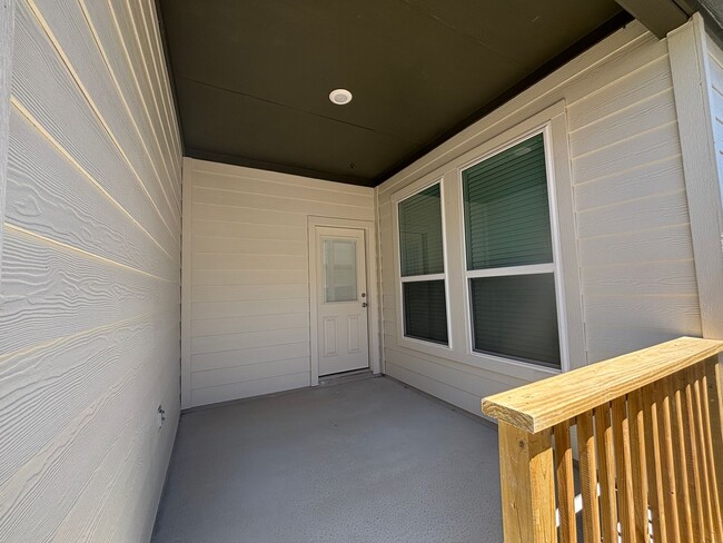 Building Photo - Want luxury living in the Far West ...Look no further...Amanda Park is it!