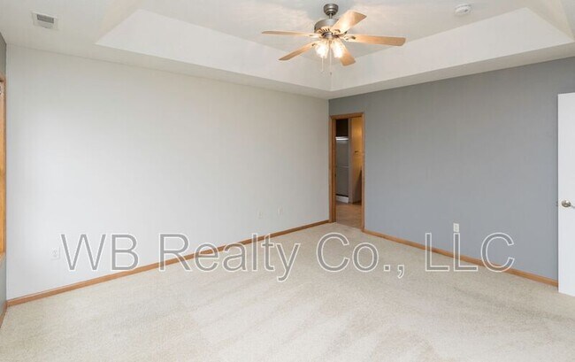 Building Photo - 645 SE Carefree Ln