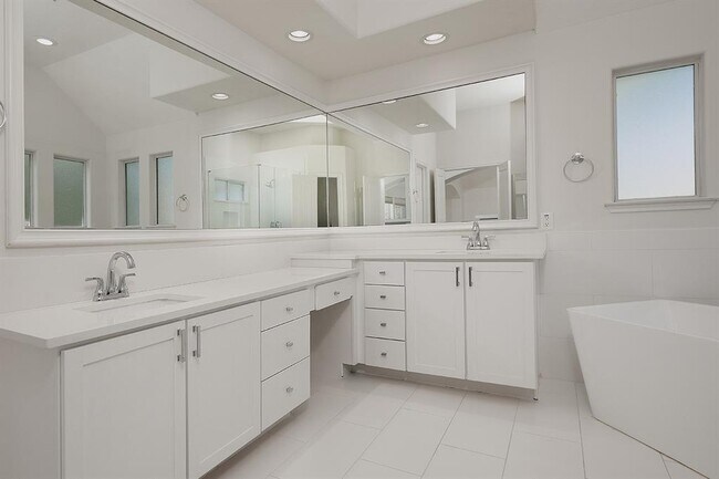 Building Photo - 22 Middle Gate Pl