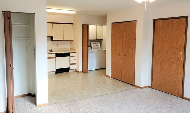 Building Photo - $1,095 | 2 Bedroom, 1 Bathroom 1st Floor C...