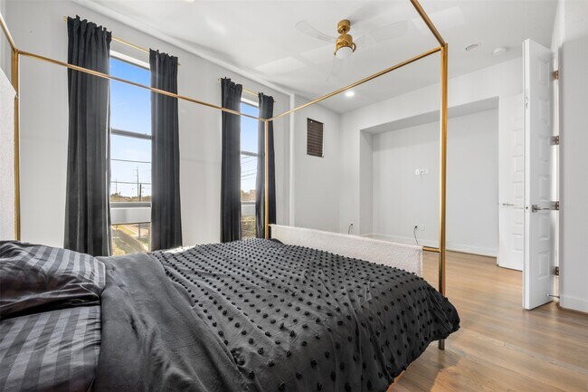 Building Photo - 1122 Ennis St