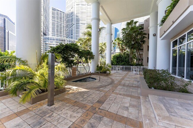 Building Photo - 801 Brickell Key Blvd