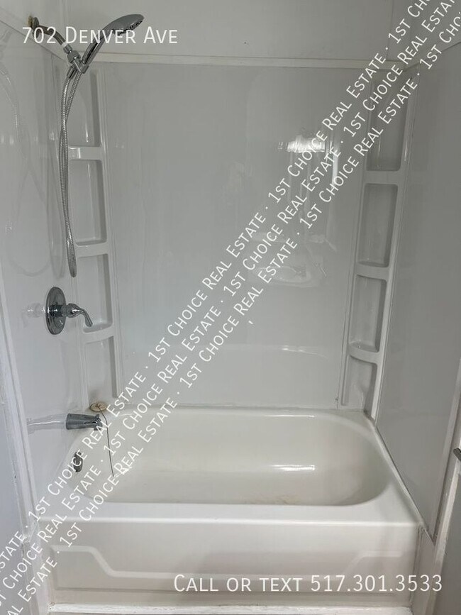 Building Photo - 3-BDR 1-BTH House with New Kitchen & New C...