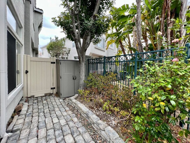 Building Photo - Beautiful 2Bd/2.5Ba with office located in...