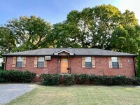 Building Photo - 212 Ewing Dr