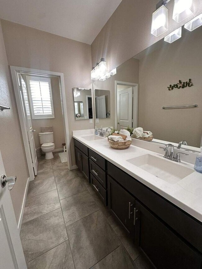 Building Photo - Stylish 4BR/3BA Home in Rosetta Canyon wit...
