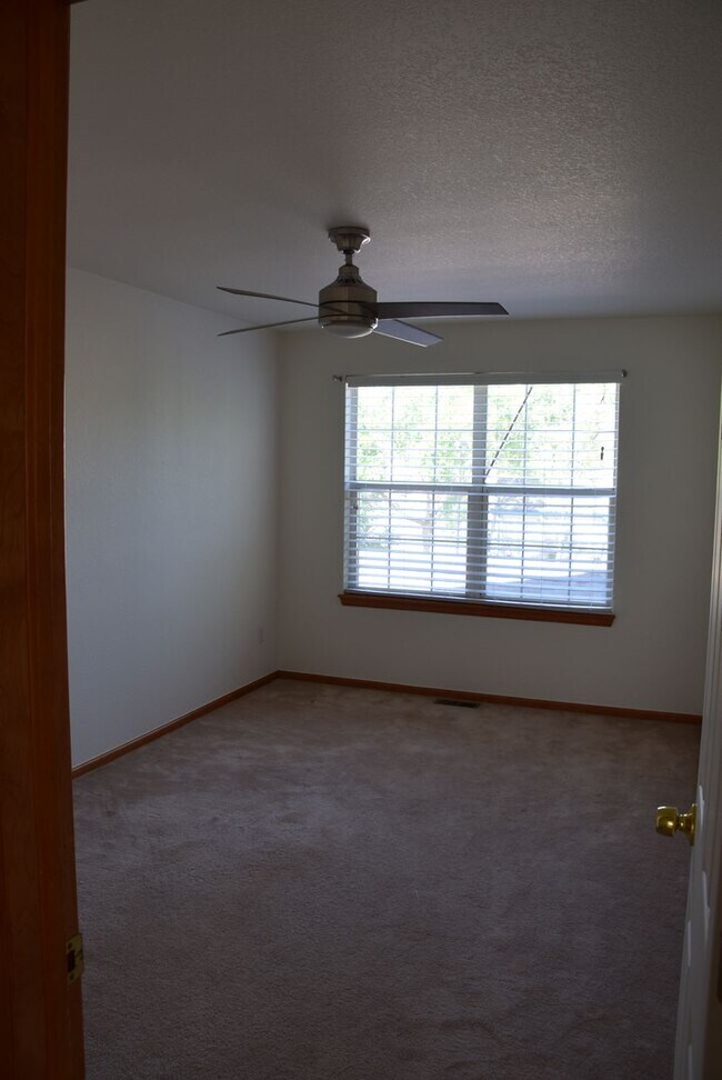 Building Photo - Beautiful 5 bedroom home w/ 3 car garage in Littleton