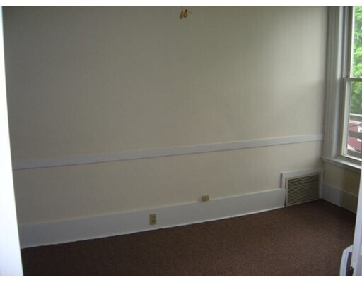 Building Photo - 933 Worcester Rd