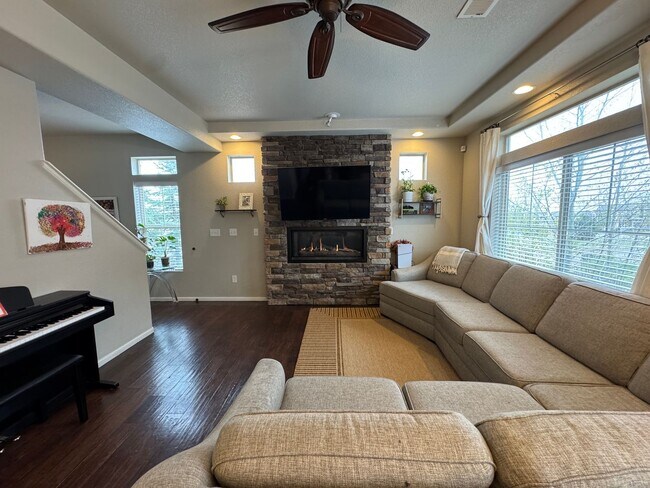 Building Photo - 3 Bedroom, 4 Bathroom Home on a Corner Lot...