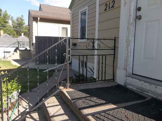 Building Photo - 212 7th St