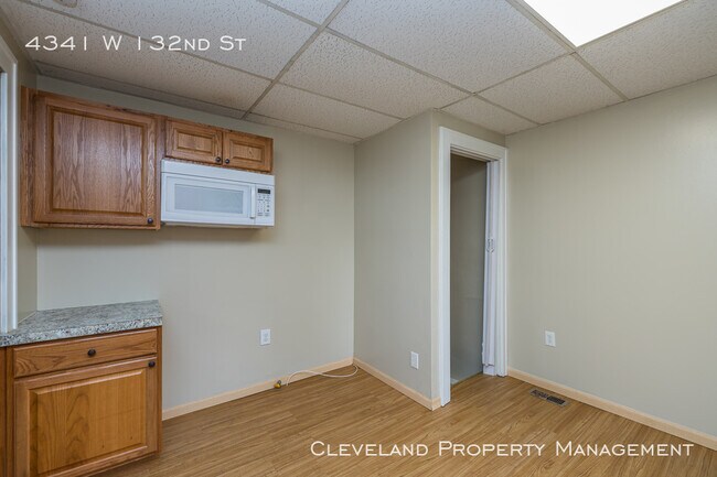 Building Photo - Updated West Side Colonial