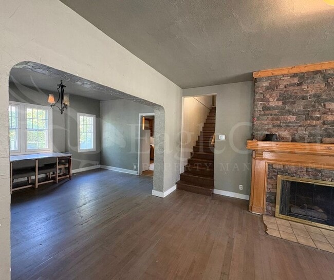 Building Photo - Large 8-Bedroom Home Across from Whitman College – Lawn Care Included