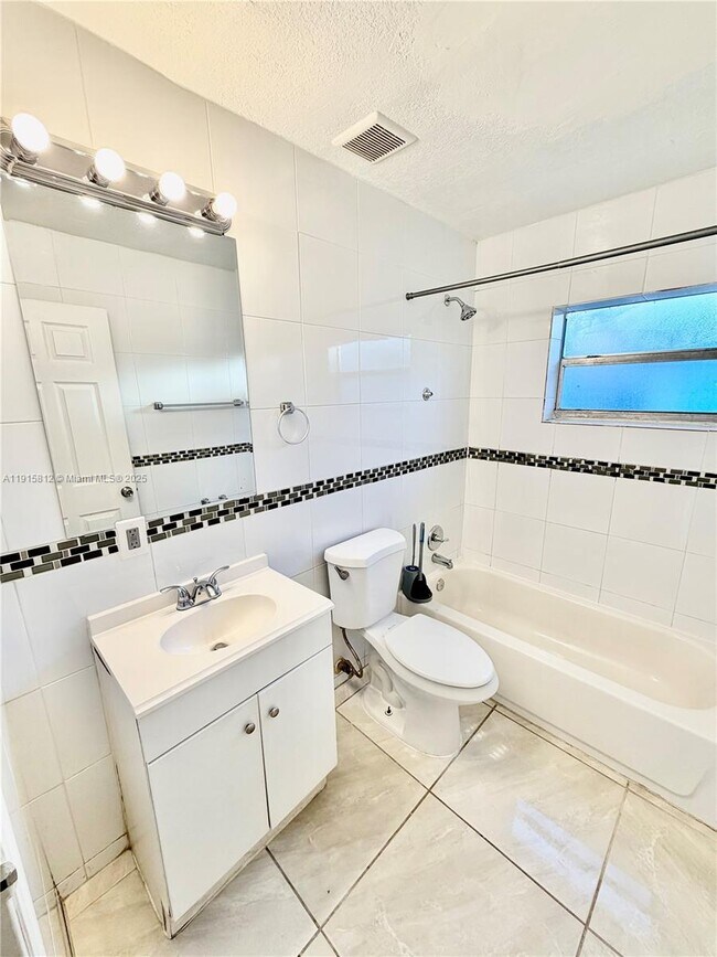 Building Photo - 2571 NW 13th Ct