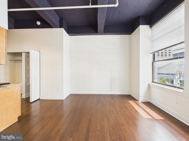Building Photo - 1600 Chestnut St