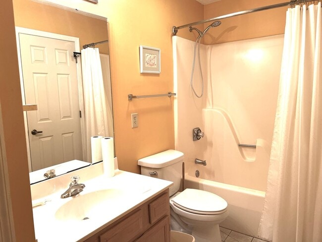 Building Photo - Furnished 2 Bedroom, 2 Bath, 2nd Floor Con...