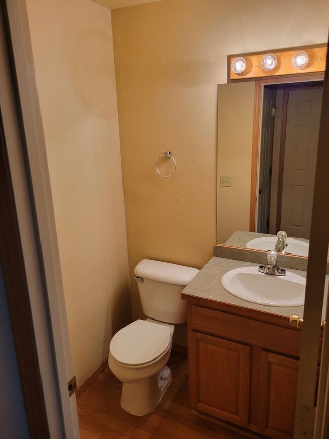 Building Photo - 3 Bedroom, 2.5 Bathroom Townhouse: Month- Month Lease