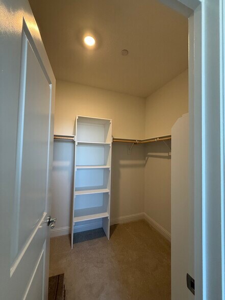 Building Photo - 3921 Mirecourt Cir