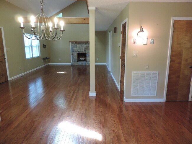 Building Photo - 404 Wintergreen Dr