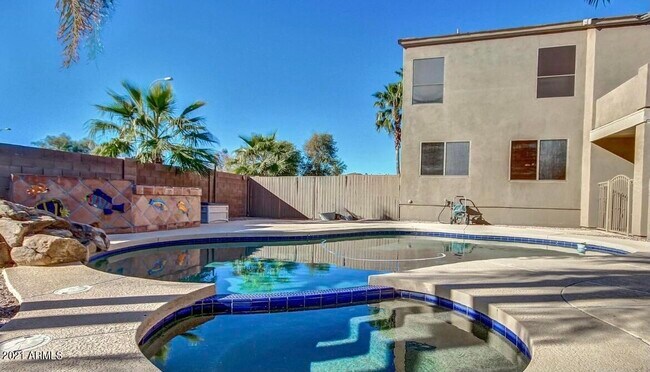 Building Photo - 2021 E Desert Inn Dr