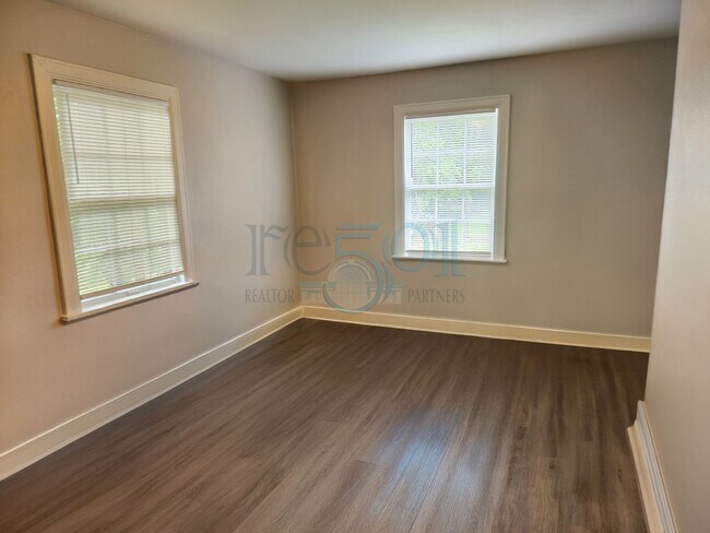 Building Photo - Cozy Apartment located near UAMS!