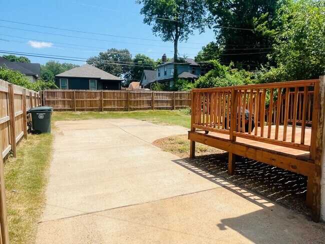 Building Photo - 2 minutes away from Rhodes College! Beautifully Renovated! Pets are owner's approval, fees do apply.