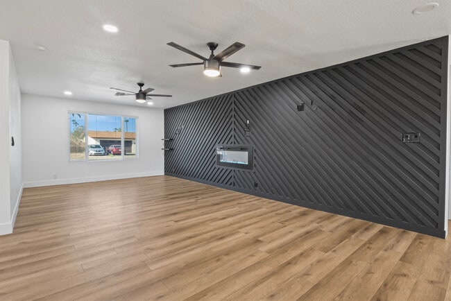 Building Photo - 2166 E Greenway Dr