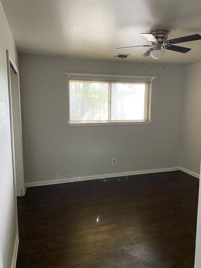 Building Photo - This is a 3 bedroom 1.5 bathroom home with...
