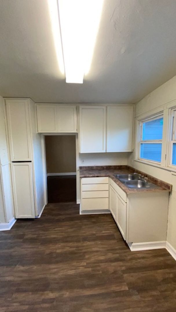 Building Photo - 2120 Jane St