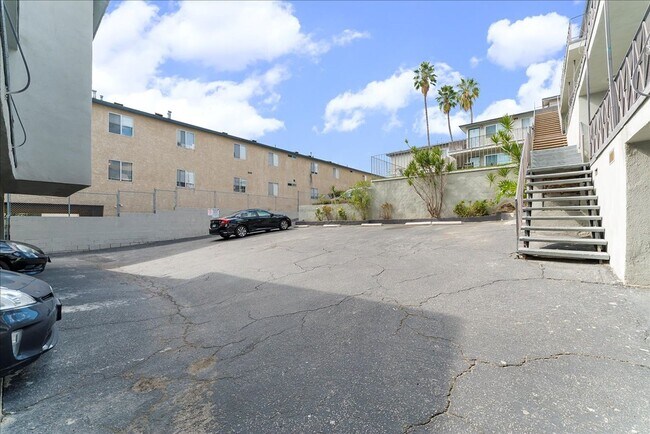 Building Photo - 376 N Ave 57