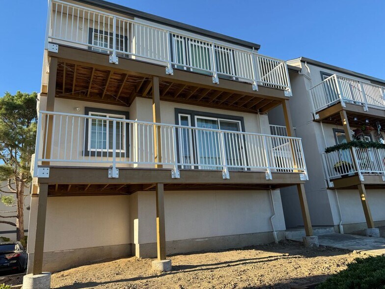 Primary Photo - 1025 San Luis Cir