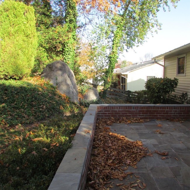 Building Photo - 810 Loxford Terrace