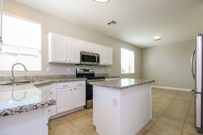 Building Photo - 5123 W Fulton St