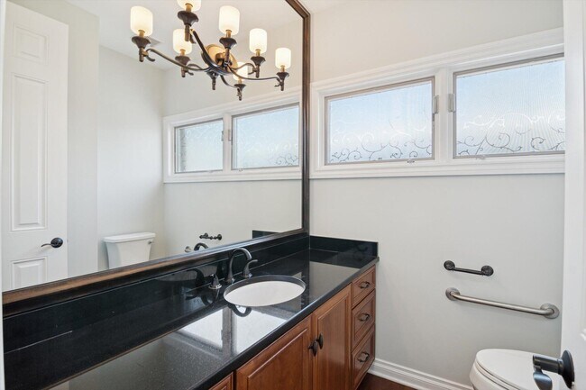 Building Photo - 934 W Huron St