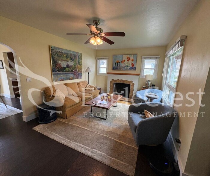 Building Photo - Spacious 3BR/2BA Home with Additional Living Space & Entertainer’s Backyard