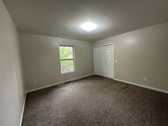 Building Photo - 3105 W Michigan - 6 Bed/3 Bath Townhouse Near WMU