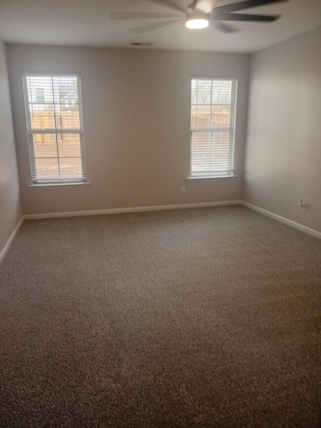 Building Photo - Spring Lake