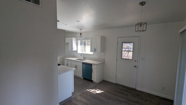 Building Photo - 543 W Tulare Ave