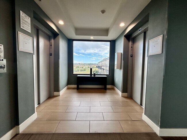 Building Photo - Top floor 2bd 2 bath condo conveniently located in Broomfield!