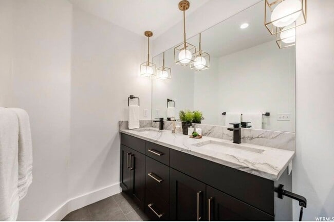 Building Photo - Designer Prospector Townhome