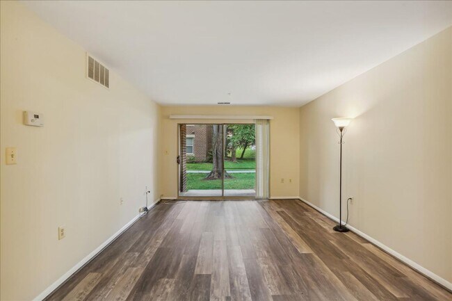 Building Photo - Ground Level Condo in Gaithersburg - 1 bed, 1 bath