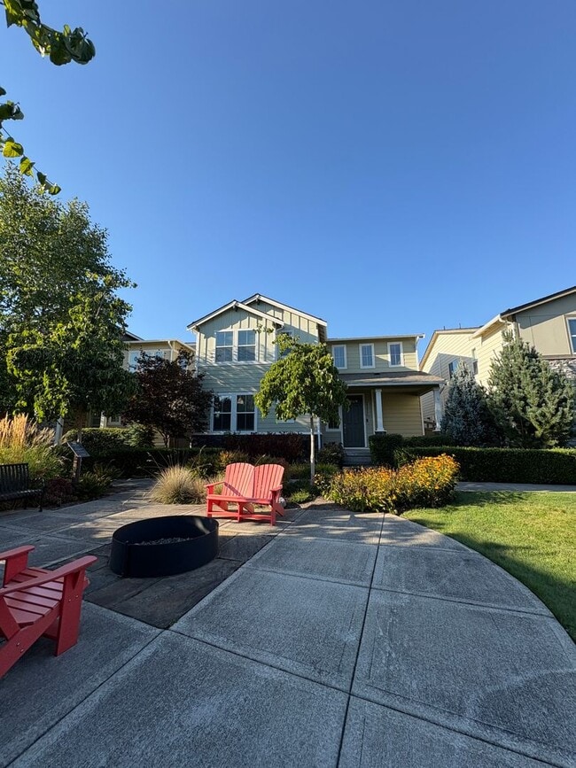 Building Photo - Beautiful Ten Trails Fenced Home with 2 Ca...