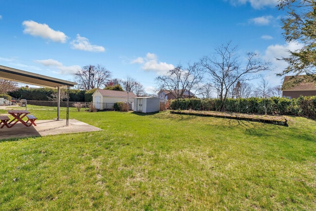 Building Photo - 27 Ranch Dr