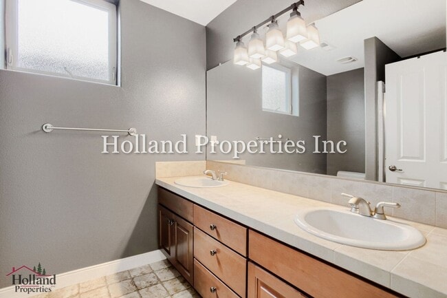 Building Photo - 6267 NE Carillion Dr