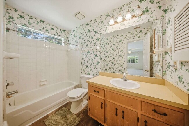 Building Photo - 1402 Sturbridge Pl
