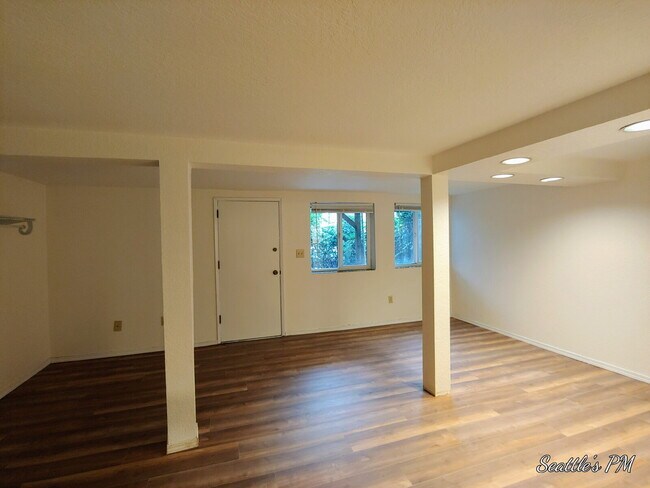 Building Photo - "Spacious 3-Bed Oasis with 2 Full Baths in Prime Seattle Location – 1800 Sq Ft of Comfort!"