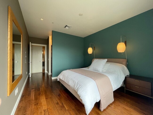 Building Photo - Incredible 1Bd/1Ba Fully Furnished Condo in the Pearl!!!! Corner Unit with Spectacular Views & Ga...