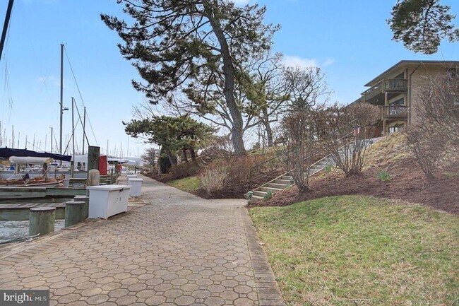 Building Photo - 768 Fairview Ave